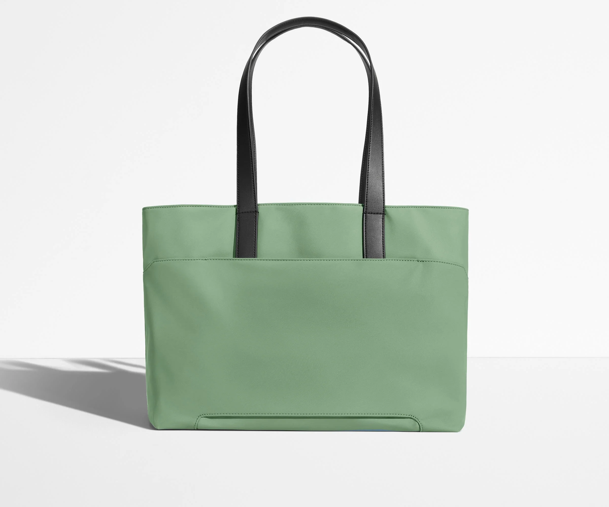 Trolley sleeve on the bag of the Everywhere Tote