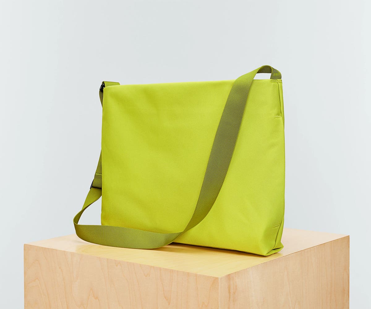 Active Messenger 16L in Atomic Celery