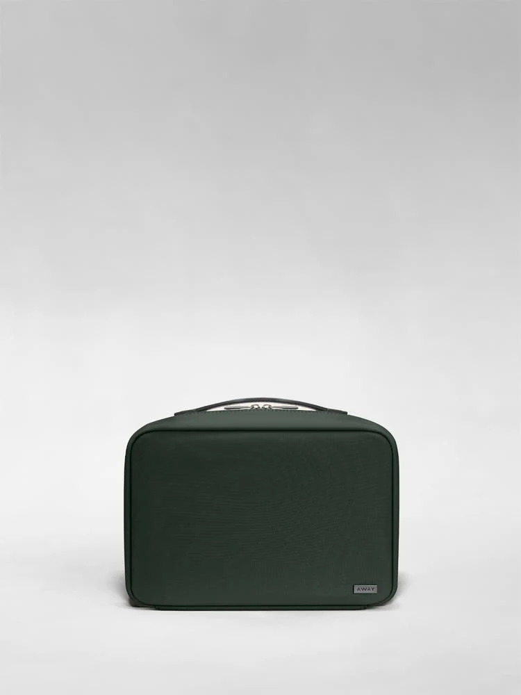 The Hanging Toiletry Bag in Green