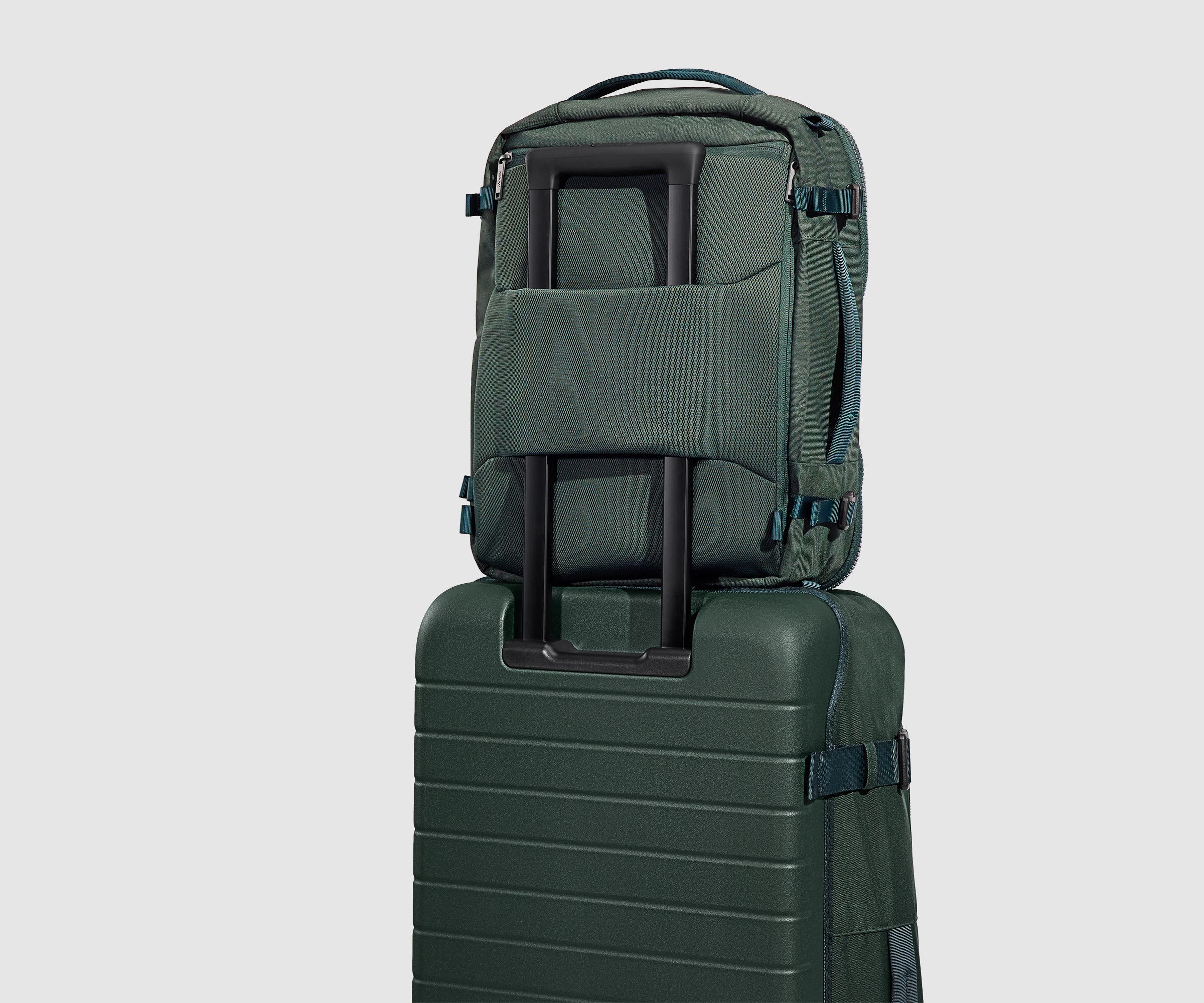 The Outdoor Convertible Backpack 25L | Forest Green
// Designed with a trolley sleeve that slides onto your suitcases to keep it in place while you’re on the move. Paired with the Active Rolling Duffle 85L. 