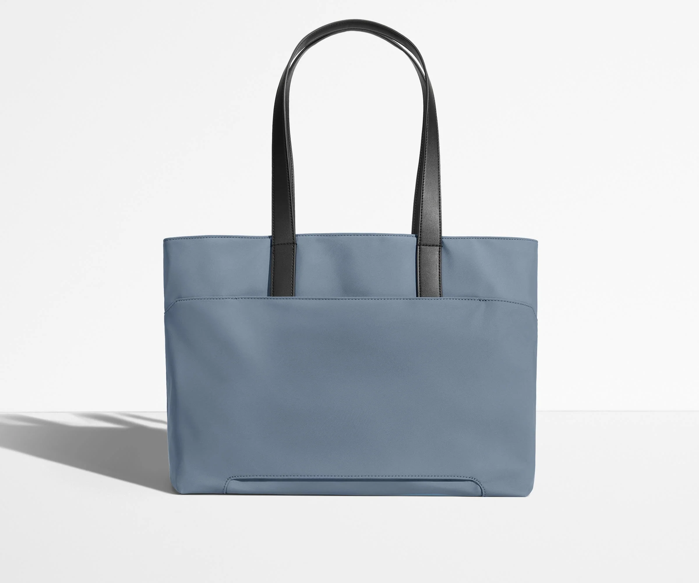 Trolley sleeve on the bag of the Everywhere Tote